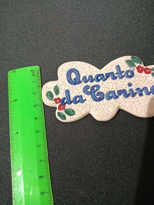 Placa cerâmica pintada à mão “Quarto da Carina” – decoração única