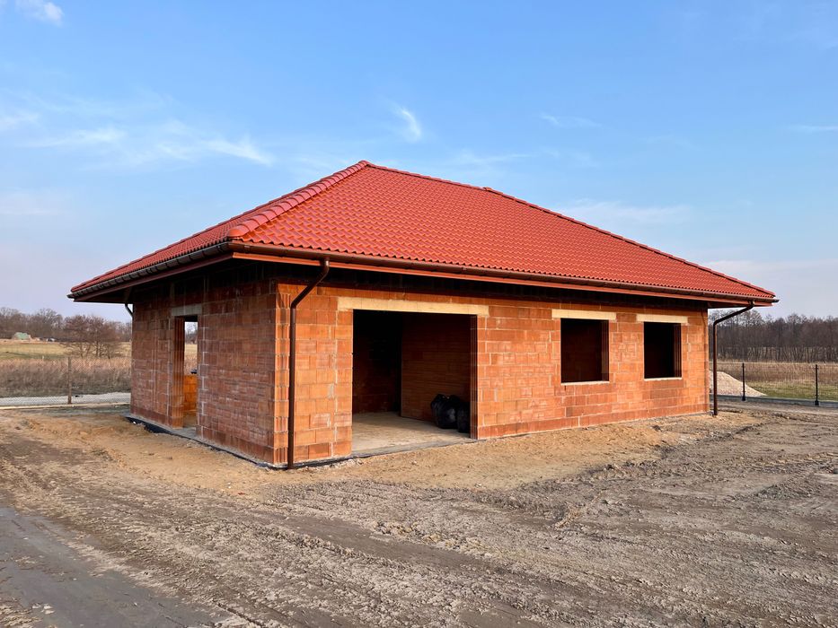 Dom surowy z dachem bez okien w Ptaszkowicach.