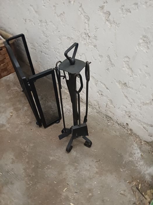 Grelha e ferramentas de lareira
