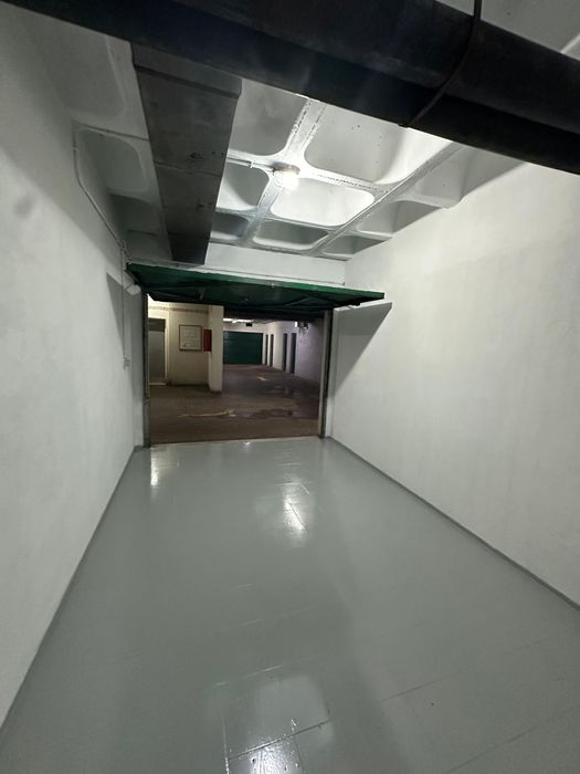 Garagem box com porteiro no piso -1 nas Torres das Palmeiras em Oeiras