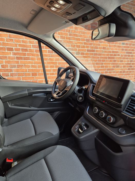 Wynajem busa NOWY 9 osobowy Renault Trafic