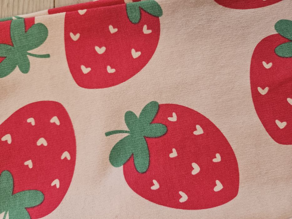 Komplet r. 134 bluza + spodnie dzwony w truskawki