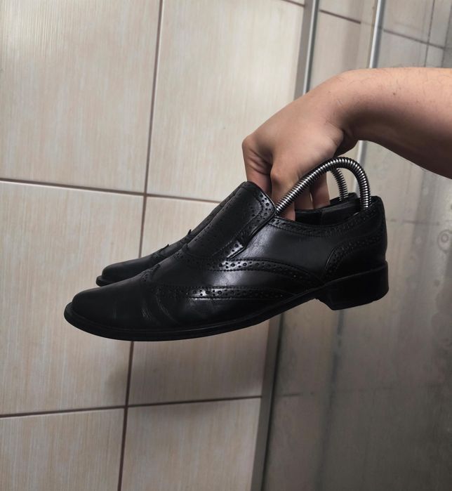 Czarne 39 skórzane buty skórzane skóra męskie typu wsuwanego (slip-on). Fason pozbawiony sznurowania, wyposażony w elastyczne wstawki po bokach podbi