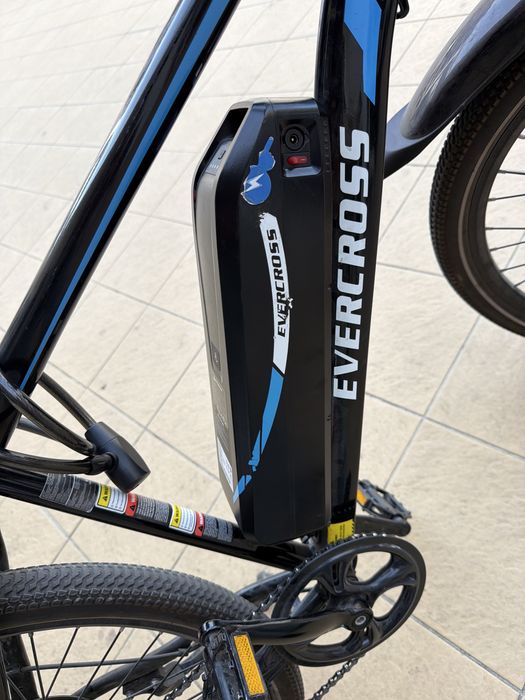 Quero vender esta bicicleta elétrica, que está em boas condições; uma carga permite rodar 50 km. Foi usada por apenas 3 meses e é ótima para trabalhar