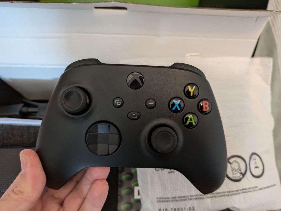 Xbox series X 1TB SSD + bateria de comando + 1 comando extra