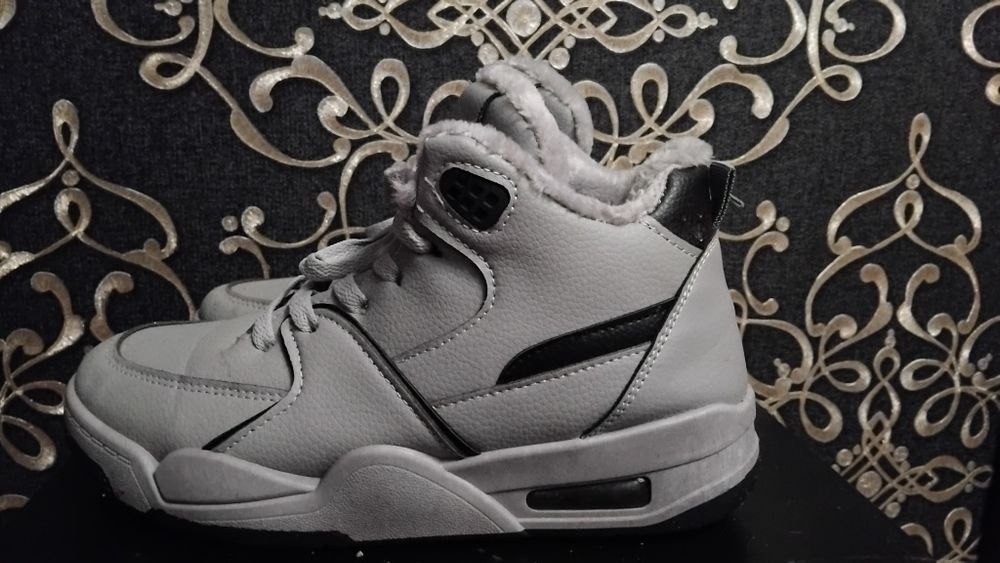 Зимние кроссовки серые утеплённые (эко кожа)