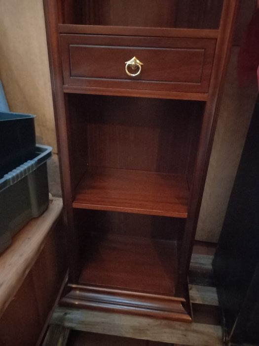 Estantes em madeira com prateleiras