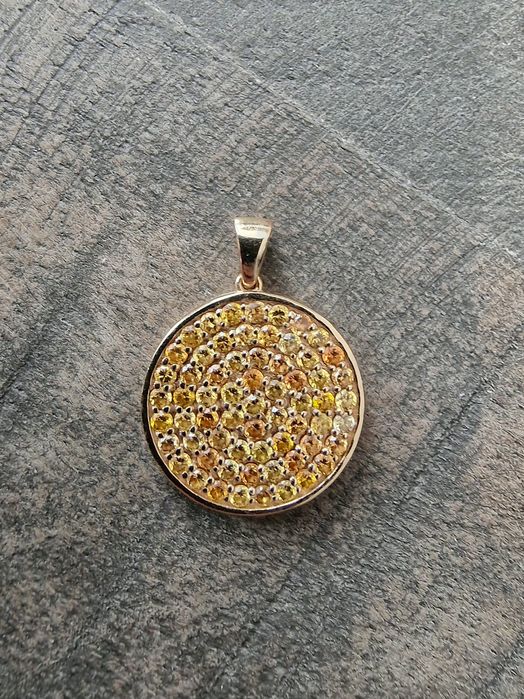 Wisiorek złoty z diamentami