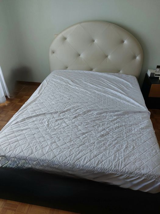 Cama de casal com 2 cabeceiras e 2 mesinhas de cabeceira wengue e carvalho