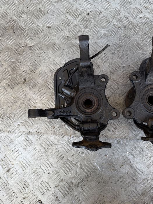 Цапфа кулак перед Опель комбо с opel combo c год 2003