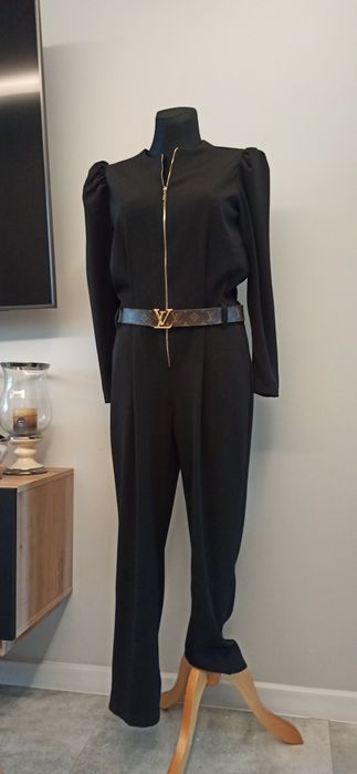 Czarny klasyczny taliowany kombinezon na suwak z bufkami 42