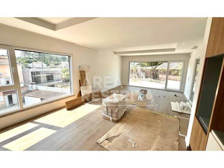 Moradia Nova T4+1 Isolada com Piscina - Charneca de Caparica (Almada)