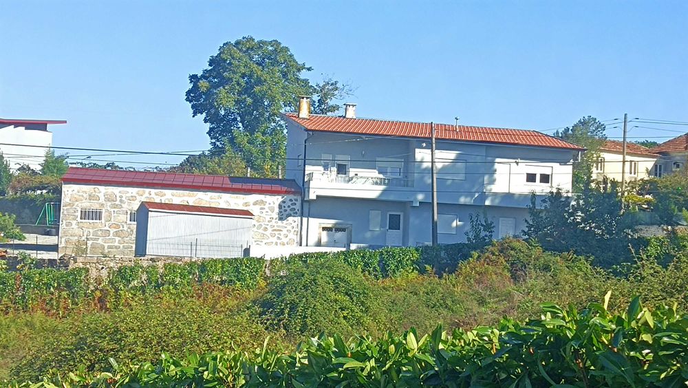 Moradia T6 com terreno urbano 1500m2 Esmeriz  VNFamalicão