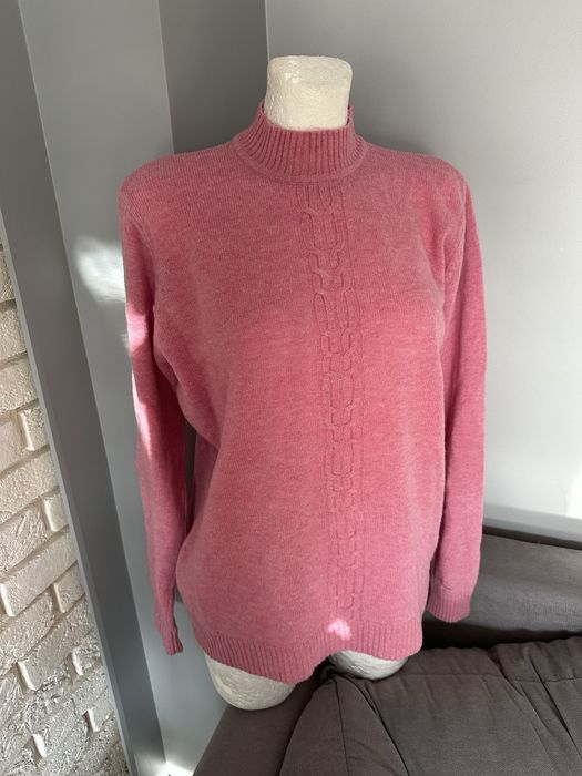Różowy sweter z dodatkiem wełny