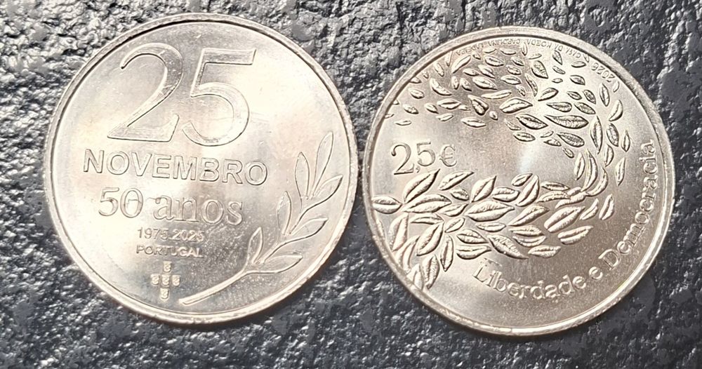 Moeda de 2.5 dos 50 anos do 25 novembro