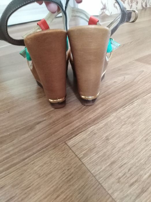 Продам босоножки