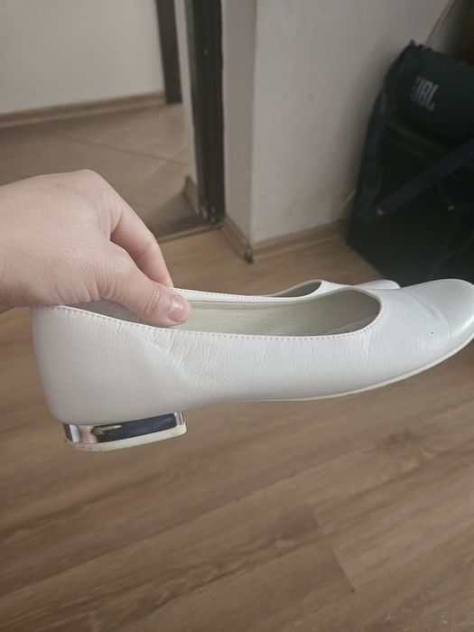 Buty białe skurzane 35