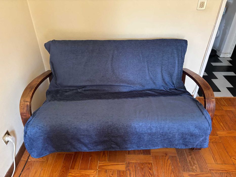 Poltronas e sofá antigos em madeira maciça