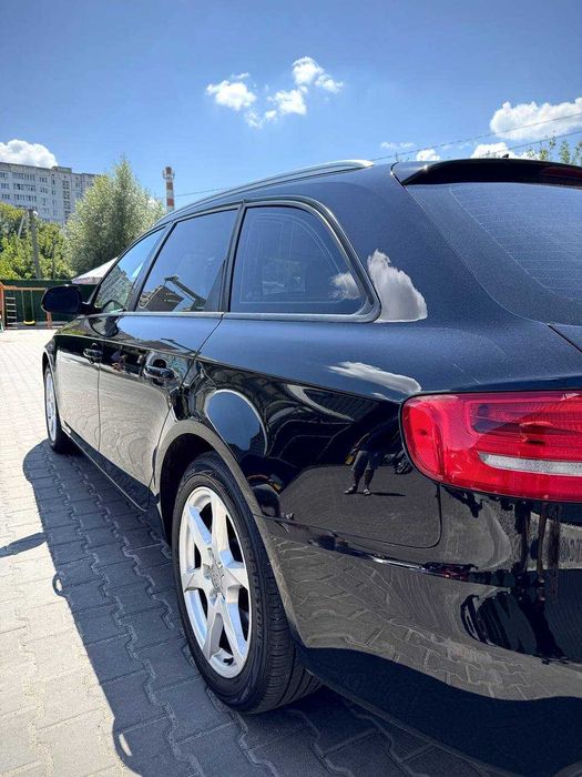 Автомобіль Audi A4 B8