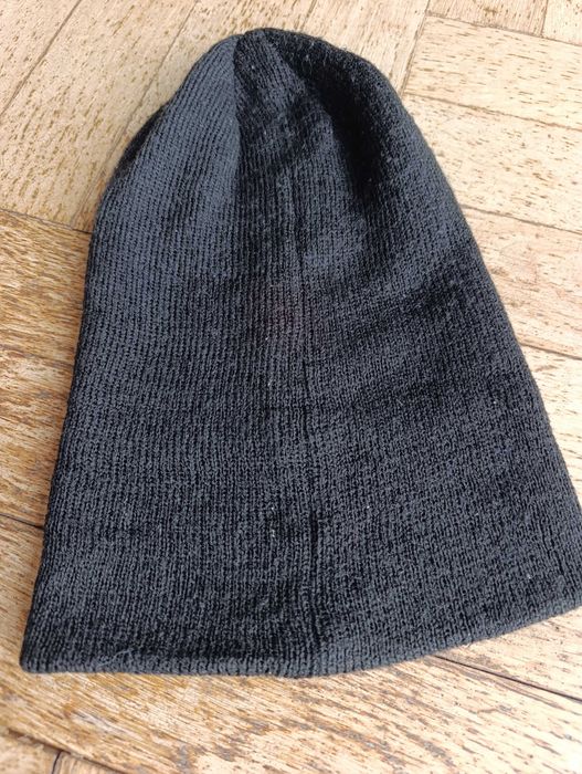 Czapka na głowie czarnego koloru unisex stylową