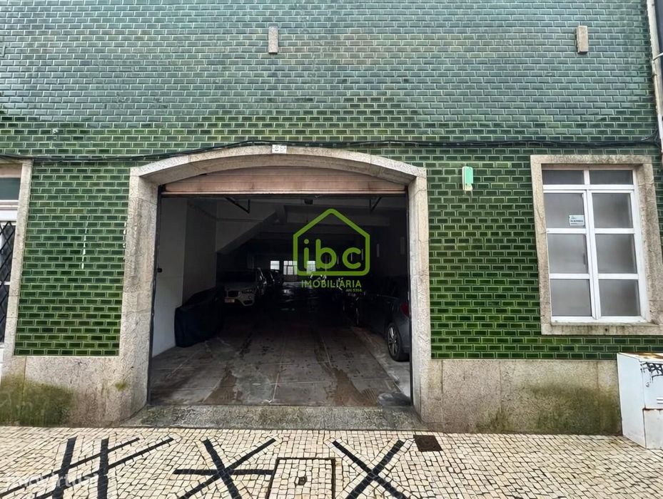 Armazém com Garagens e Logradouro – Póvoa de Varzim