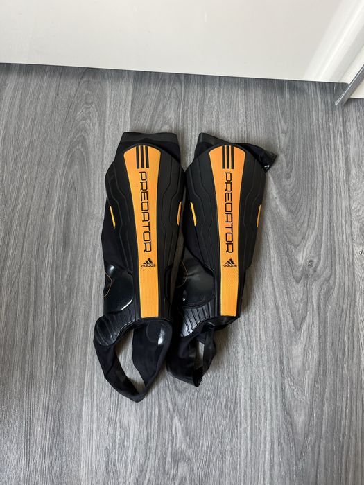 Футбольні щитки Adidas Predator