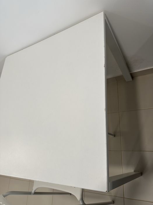 Mesa e cadeiras