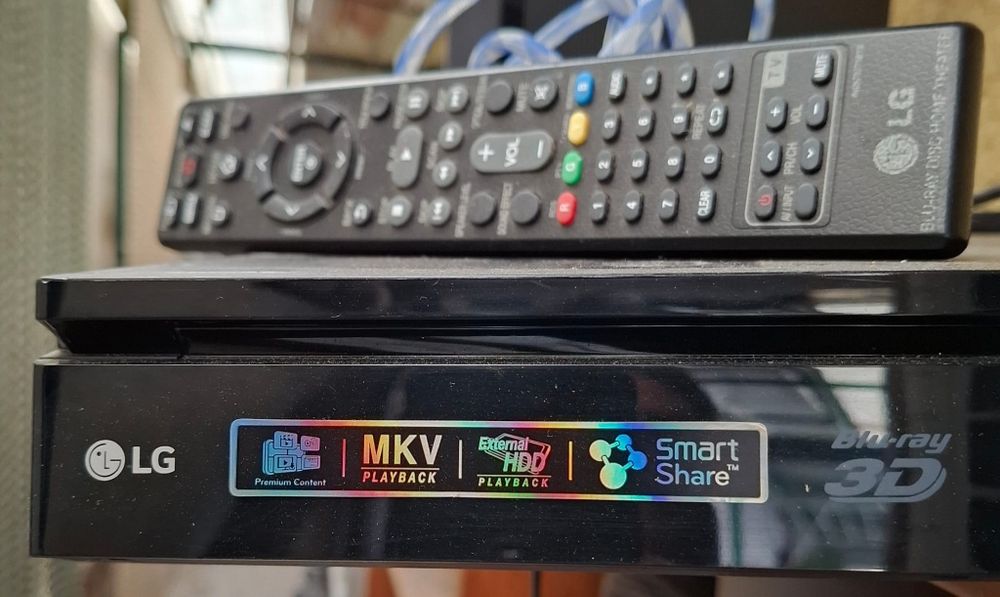 Sistema de Cinema em Casa LG Blu-Ray LHB655 com 4 Caixas Acústicas Torre e Subwoofer