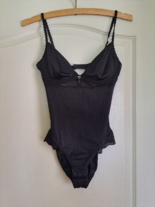 Body czarne Triumph 75B