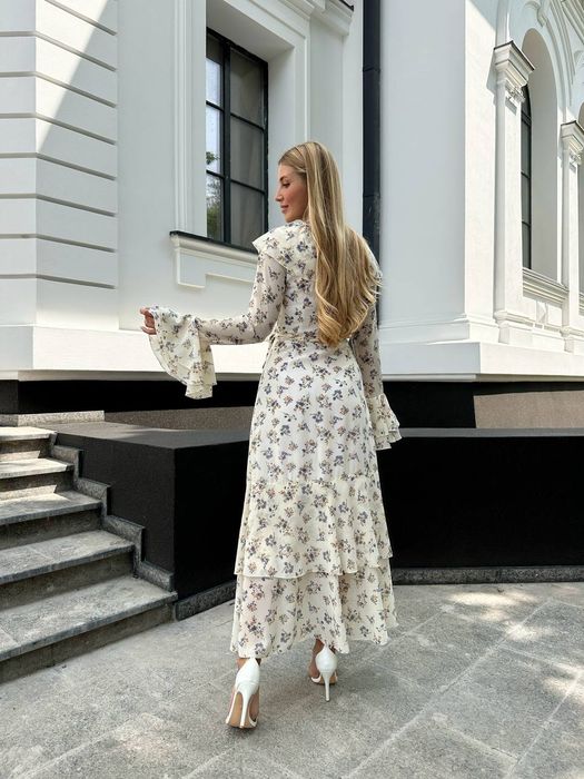 Шифонова сукня з воланами та пишними рукавами