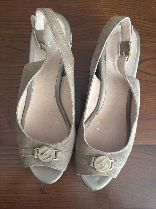 Sandalias de cunha  em tons claros, numero 38. Quase novas,