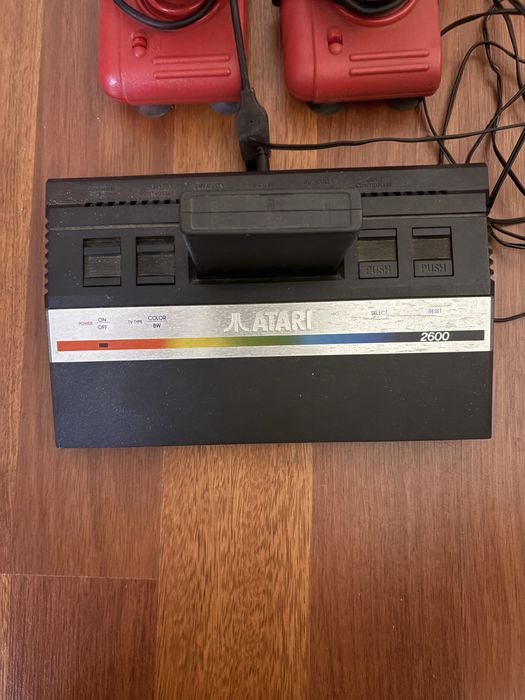 Consola Atari + 1 Jogo + 2 Joysticks