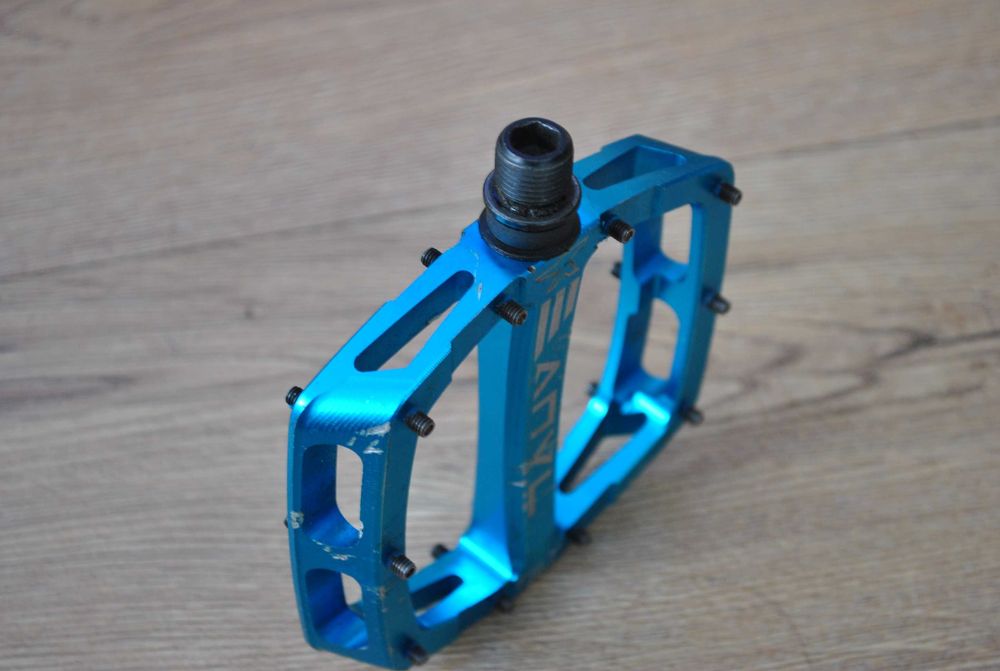 Idealny prawy pedal rowerowy Anyl Tilt V3 Flat Niebieski ALu Enduro