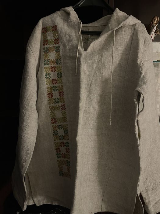 Легка кофта вишиванка із капюшоном з конопляної тканини ручної роботи