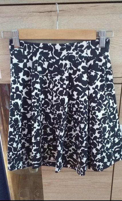 Spódnica czarno-biała marki Mohito