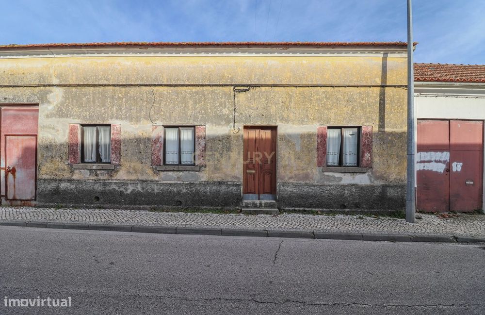 Moradia Tradicional T2 com terreno para reabilitar