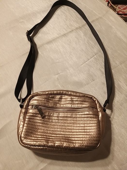 Torebka marki Curuba połyskujący materiał