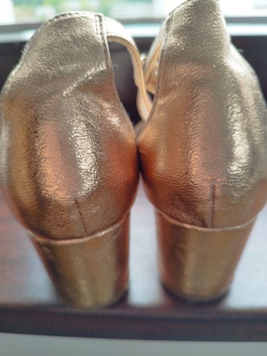 Sprzedam buty na paskach