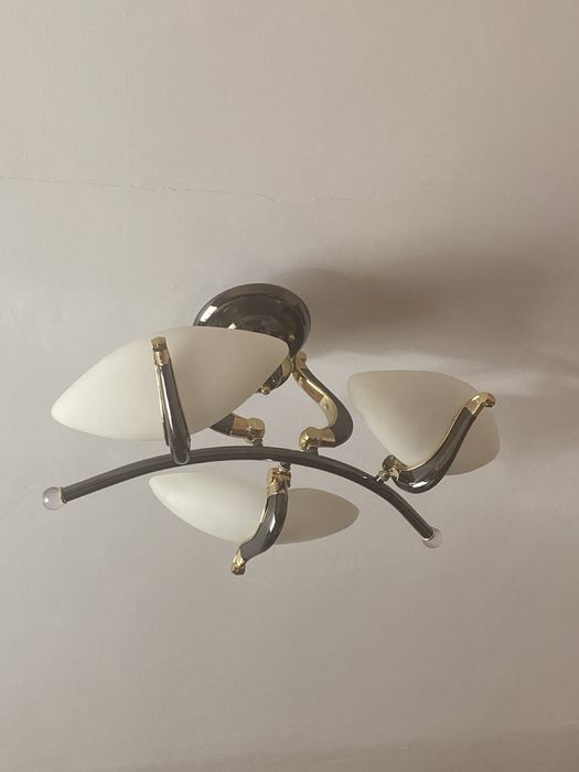 Продам люстру  б/у