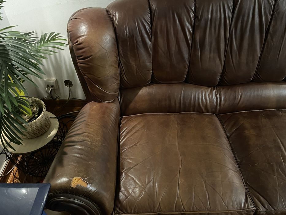 Sofá 3 lugares em pele