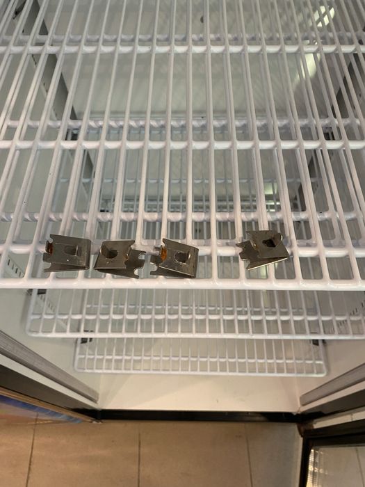 Półki do lodowki przemsylowe sklepowe biale z haczykami