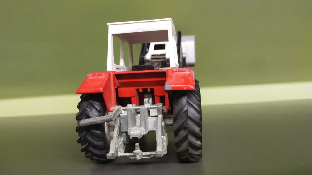 Siku traktor  z ładowaczem Massey Ferguson 1 32
