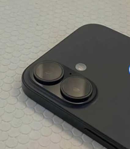 iPhone 16 de 128GB, cor preta, com apenas 12 meses