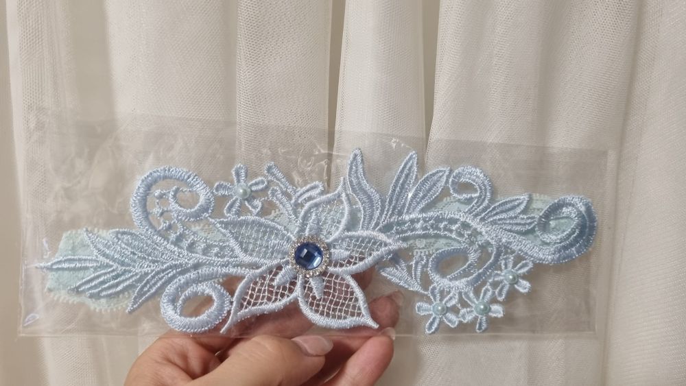 Piękna sukienka do kolan z srebrnymi zdobieniami S