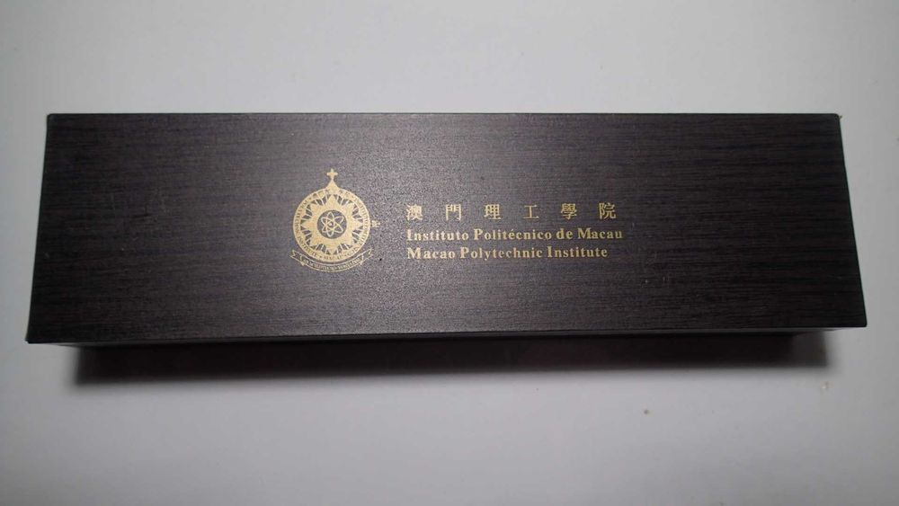 Cresta e caneta da Universidade da Ásia Oriental , Macau