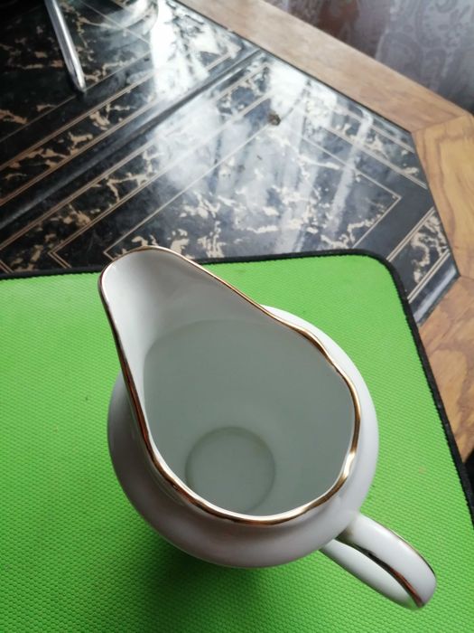 Sosjerka porcelanowa do sosu lub mleka