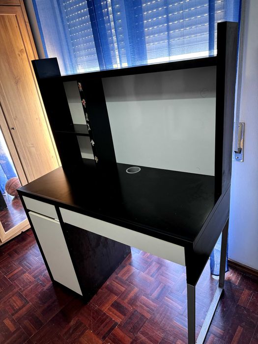 escrivaninha preta e blanca