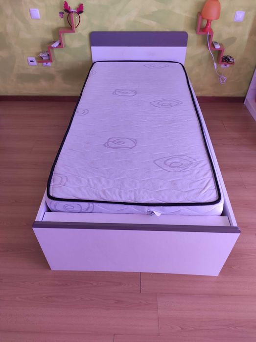 Cama de solteiro com colchão