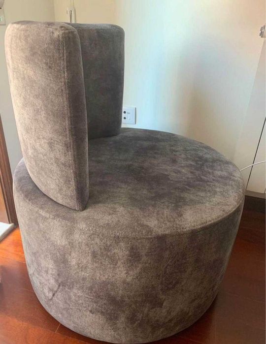 Cadeirao cinzento redondo