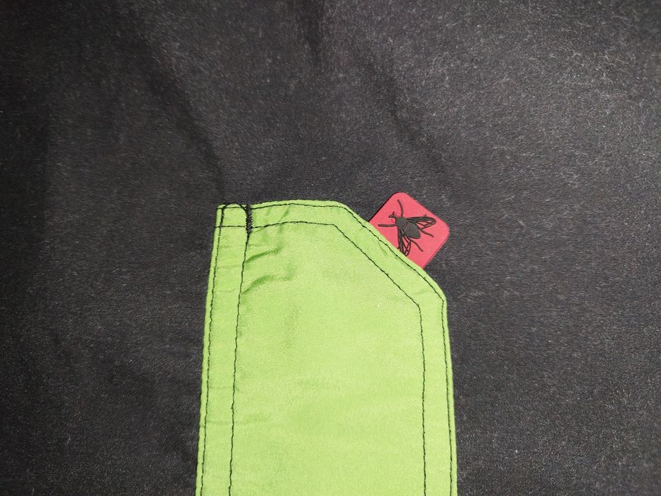 Calções de praia pretos e verdes